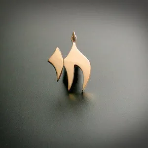 Chai pendant smooth texture in silver